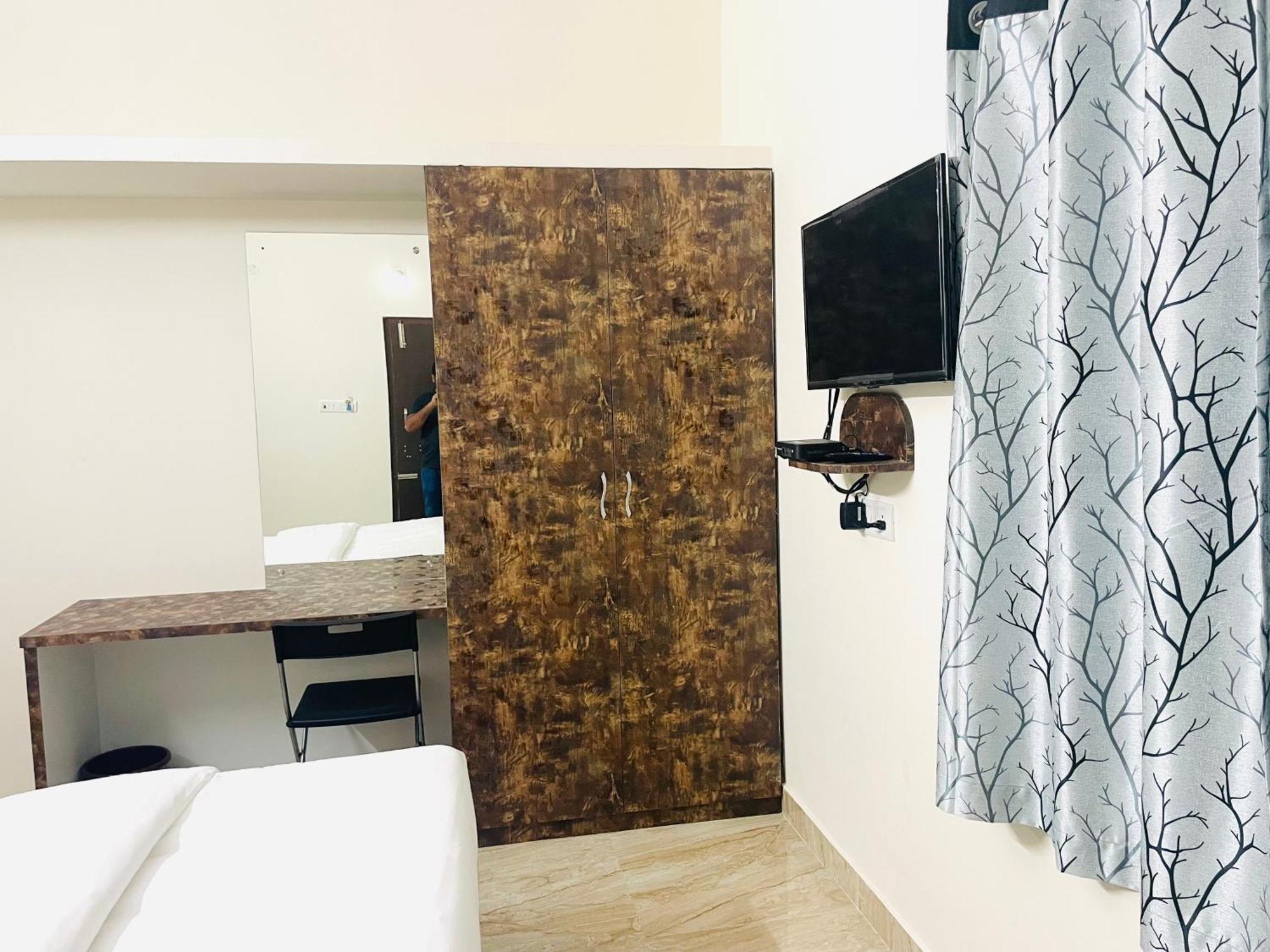 Pearl Stays, Tirupathi Tirupati Rum bild